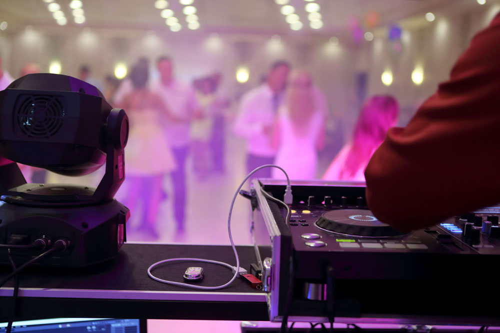 How to Make a Perfect Music Deal for Your Wedding Reception